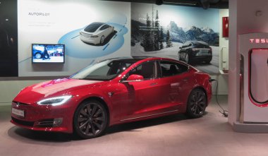 GOTEBURG, SWEDEN - CIRCA AĞUSTOS 2017: kırmızı Tesla arabası