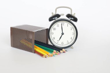 Alarmlı renkli kalemler