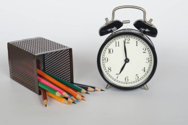 Alarmlı renkli kalemler