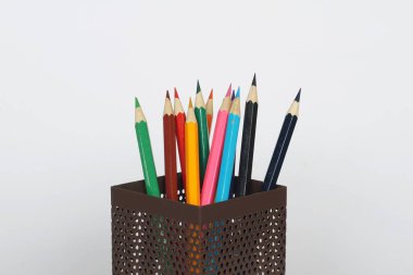 Beyaz arka planı renkli kalemler