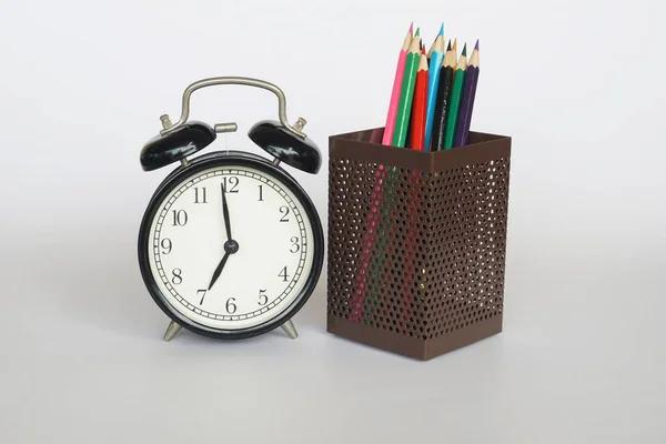 目覚まし時計付きの色鉛筆 — ストック写真