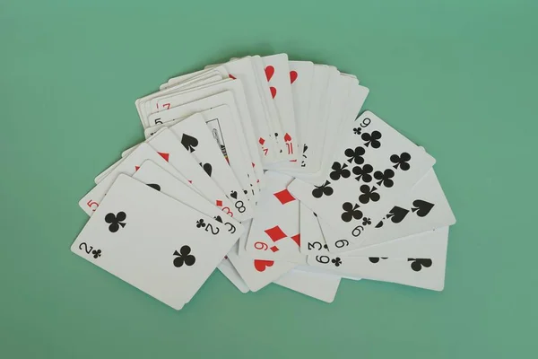 Παίζοντας Χαρτιά Στο Πράσινο Φόντο — Φωτογραφία Αρχείου