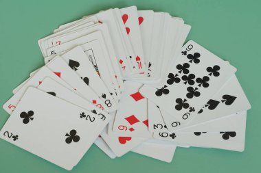 oyun kartları yeşil arkaplanda