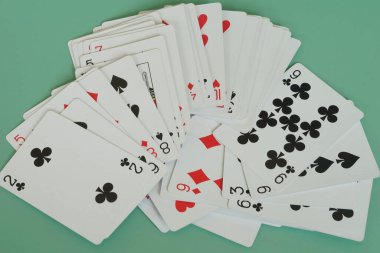 oyun kartları yeşil arkaplanda