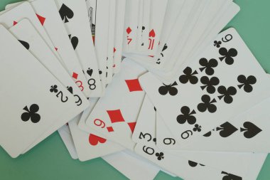 oyun kartları yeşil arkaplanda