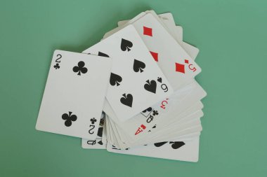 oyun kartları yeşil arkaplanda