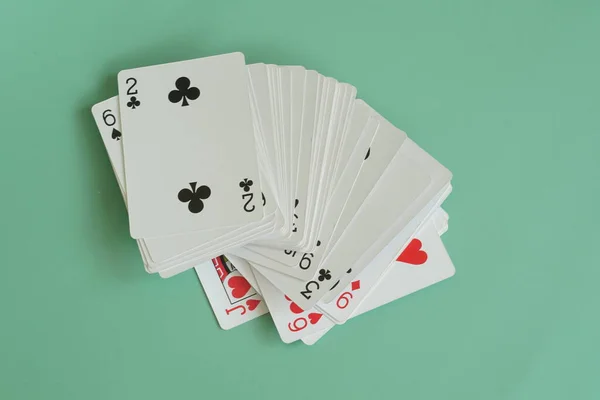 Spela Kort Den Gröna Bakgrunden — Stockfoto