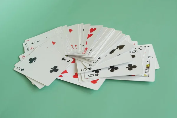 Jugar Las Cartas Sobre Fondo Verde —  Fotos de Stock