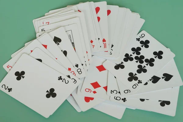 Jugar Las Cartas Sobre Fondo Verde —  Fotos de Stock