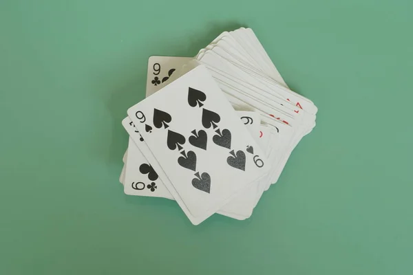 Jogar Cartas Fundo Verde — Fotografia de Stock