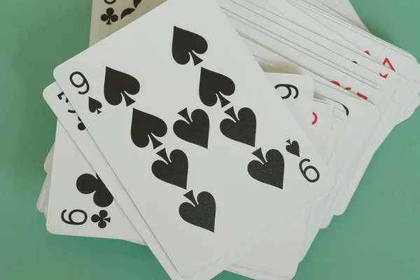 Jogar Cartas Fundo Verde — Fotografia de Stock