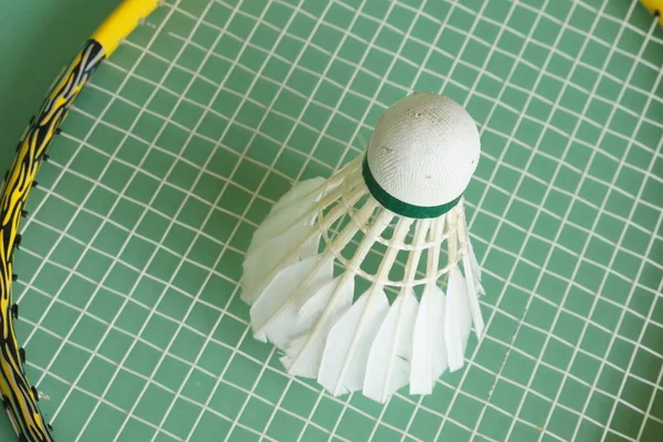 Shuttlecock Raketou Zeleném Pozadí — Stock fotografie