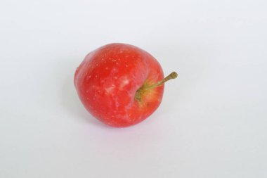 Beyaz arkaplanda kırmızı elma şekeri