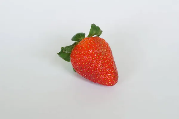 Rote Erdbeere Isoliert Auf Weißem Hintergrund — Stockfoto