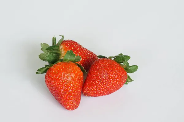 白い背景に隔離された赤いイチゴ — ストック写真