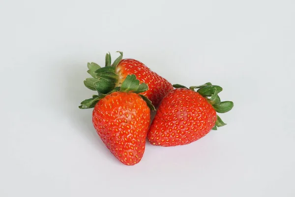 白い背景に隔離された赤いイチゴ — ストック写真