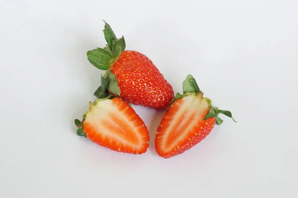 Rote Erdbeeren Isoliert Auf Weißem Hintergrund — Stockfoto