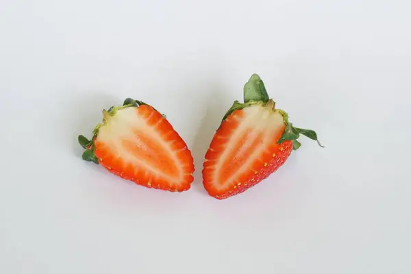Rote Erdbeeren Isoliert Auf Weißem Hintergrund — Stockfoto