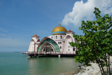 Malezya Melaka, Malezya 'da yer alan mavi gökyüzüne karşı Malacca Boğazı Camii manzarası