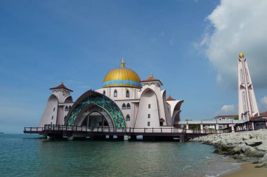 Malezya Melaka, Malezya 'da yer alan mavi gökyüzüne karşı Malacca Boğazı Camii manzarası