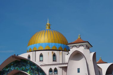 Malezya Melaka, Malezya 'da yer alan mavi gökyüzüne karşı Malacca Boğazı Camii manzarası
