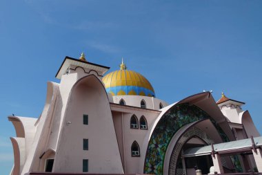 Malezya Melaka, Malezya 'da yer alan mavi gökyüzüne karşı Malacca Boğazı Camii manzarası