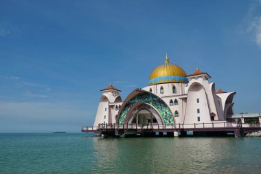 Malezya Melaka, Malezya 'da yer alan mavi gökyüzüne karşı Malacca Boğazı Camii manzarası