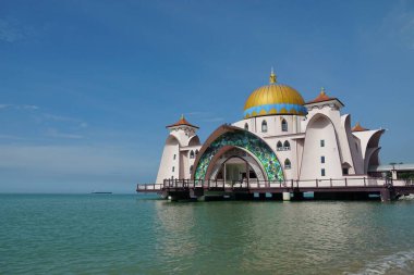 Malezya Melaka, Malezya 'da yer alan mavi gökyüzüne karşı Malacca Boğazı Camii manzarası
