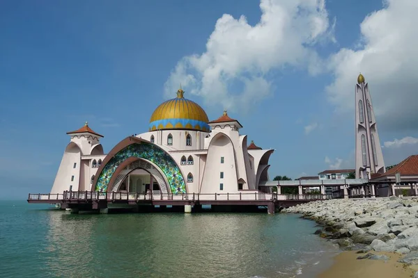 Vista Estreito Malaca Mesquita Contra Céu Azul Localizado Melaka Malásia — Fotografia de Stock