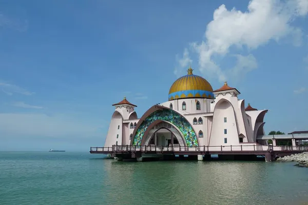 マレーシアのメラカに位置する青い空に対するマラッカ海峡モスクの眺め — ストック写真