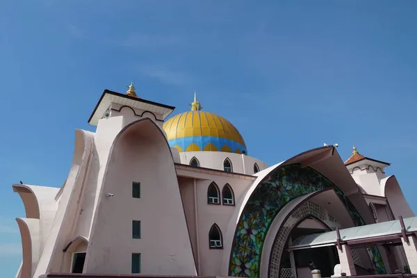 Vue Sur Mosquée Détroit Malacca Contre Ciel Bleu Située Melaka — Photo