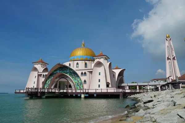 Vista Estreito Malaca Mesquita Contra Céu Azul Localizado Melaka Malásia — Fotografia de Stock