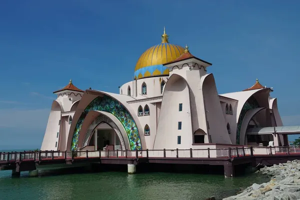 Malezya Melaka, Malezya 'da yer alan mavi gökyüzüne karşı Malacca Boğazı Camii manzarası