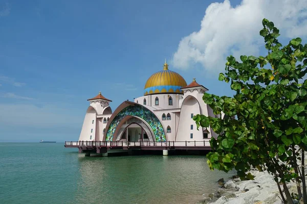 Malezya Melaka, Malezya 'da yer alan mavi gökyüzüne karşı Malacca Boğazı Camii manzarası
