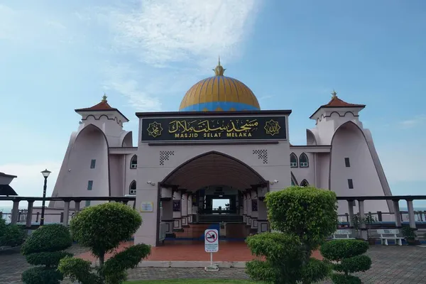 Malezya Melaka, Malezya 'da yer alan mavi gökyüzüne karşı Malacca Boğazı Camii manzarası
