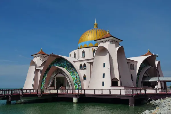 Widok Cieśninę Malacca Meczet Przeciwko Błękitnemu Niebu Położony Melaka Malezja Zdjęcia Stockowe bez tantiem