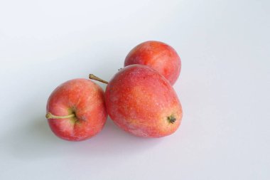 beyaz arkaplanda kırmızı elma şekeri