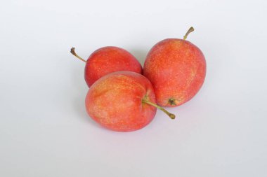 beyaz arkaplanda kırmızı elma şekeri