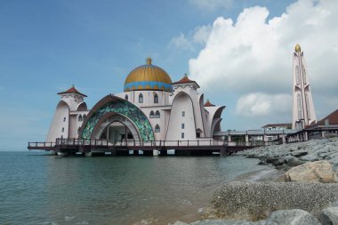 Malezya Melaka, Malezya 'da yer alan mavi gökyüzüne karşı Malacca Boğazı Camii manzarası