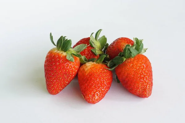 Fresas Rojas Sobre Fondo Blanco — Foto de Stock