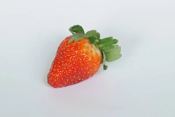 白い背景に赤いイチゴ — ストック写真