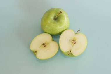 Mavi arkaplana karşı yeşil elmayı kapat