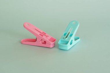 Mavi arkaplanda kumaş klipsleri