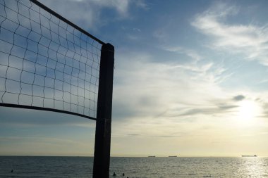 Mavi gökyüzüne karşı plaj voleybolu ağını kapat