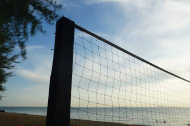 Mavi gökyüzüne karşı plaj voleybolu ağını kapat