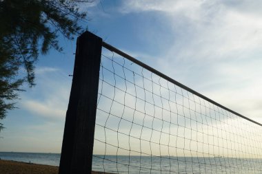 Mavi gökyüzüne karşı plaj voleybolu ağını kapat