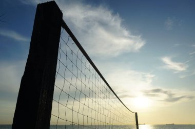 Mavi gökyüzüne karşı plaj voleybolu ağını kapat