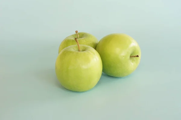 Close Green Apple Blue Background — Stock Photo, Image
