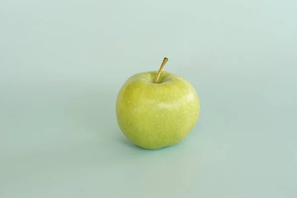 Close Green Apple Blue Background — Stock Photo, Image