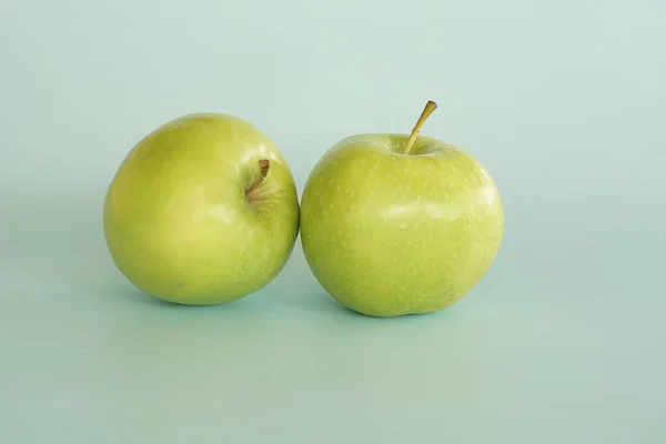 Nahaufnahme Von Grünem Apfel Vor Blauem Hintergrund — Stockfoto